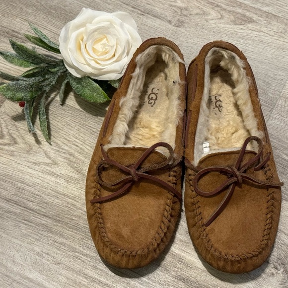 UGG DAKOTA CHESTNUT SUEDE SHEEPSKIN MOCCASINS WOMEN'S SIZE US 6 - EUC - Picture 3 of 9